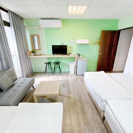 Fengjia Gift Box Homestay Taichung Bagian luar foto