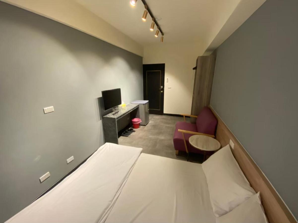 Fengjia Gift Box Homestay Taichung Bagian luar foto