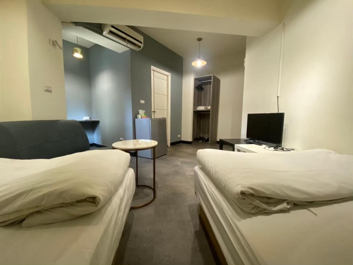Fengjia Gift Box Homestay Taichung Bagian luar foto