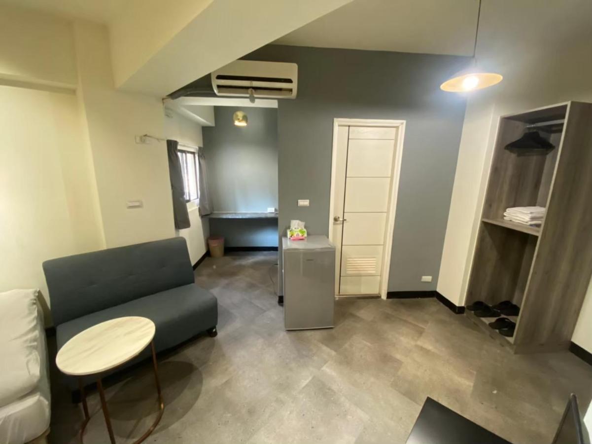 Fengjia Gift Box Homestay Taichung Bagian luar foto