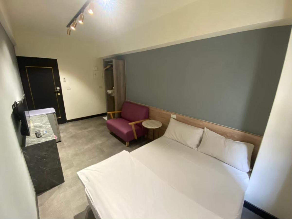 Fengjia Gift Box Homestay Taichung Bagian luar foto