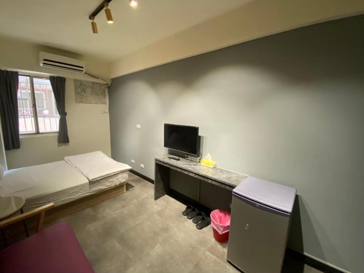 Fengjia Gift Box Homestay Taichung Bagian luar foto
