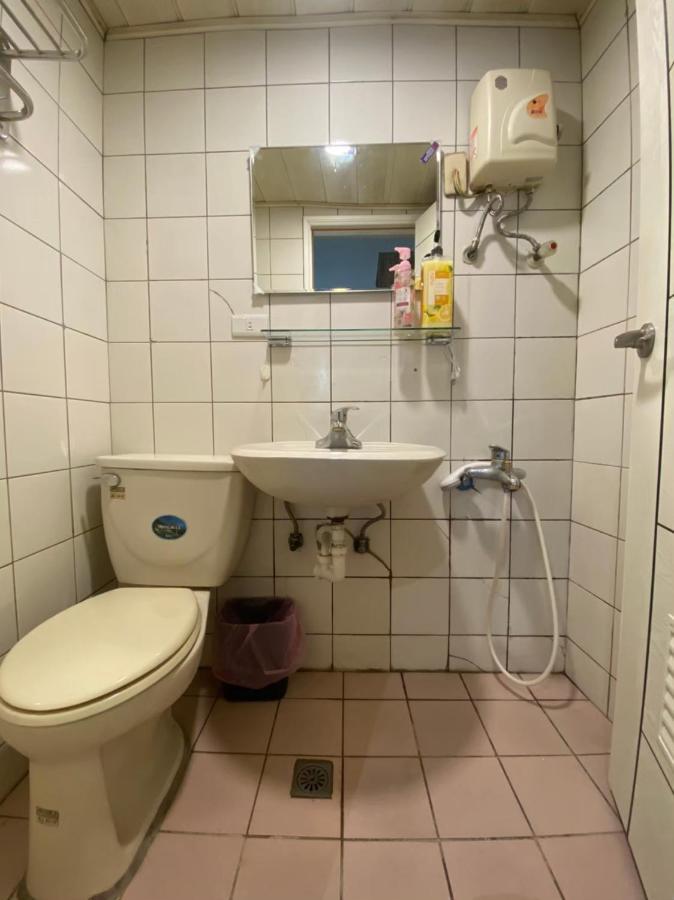 Fengjia Gift Box Homestay Taichung Bagian luar foto