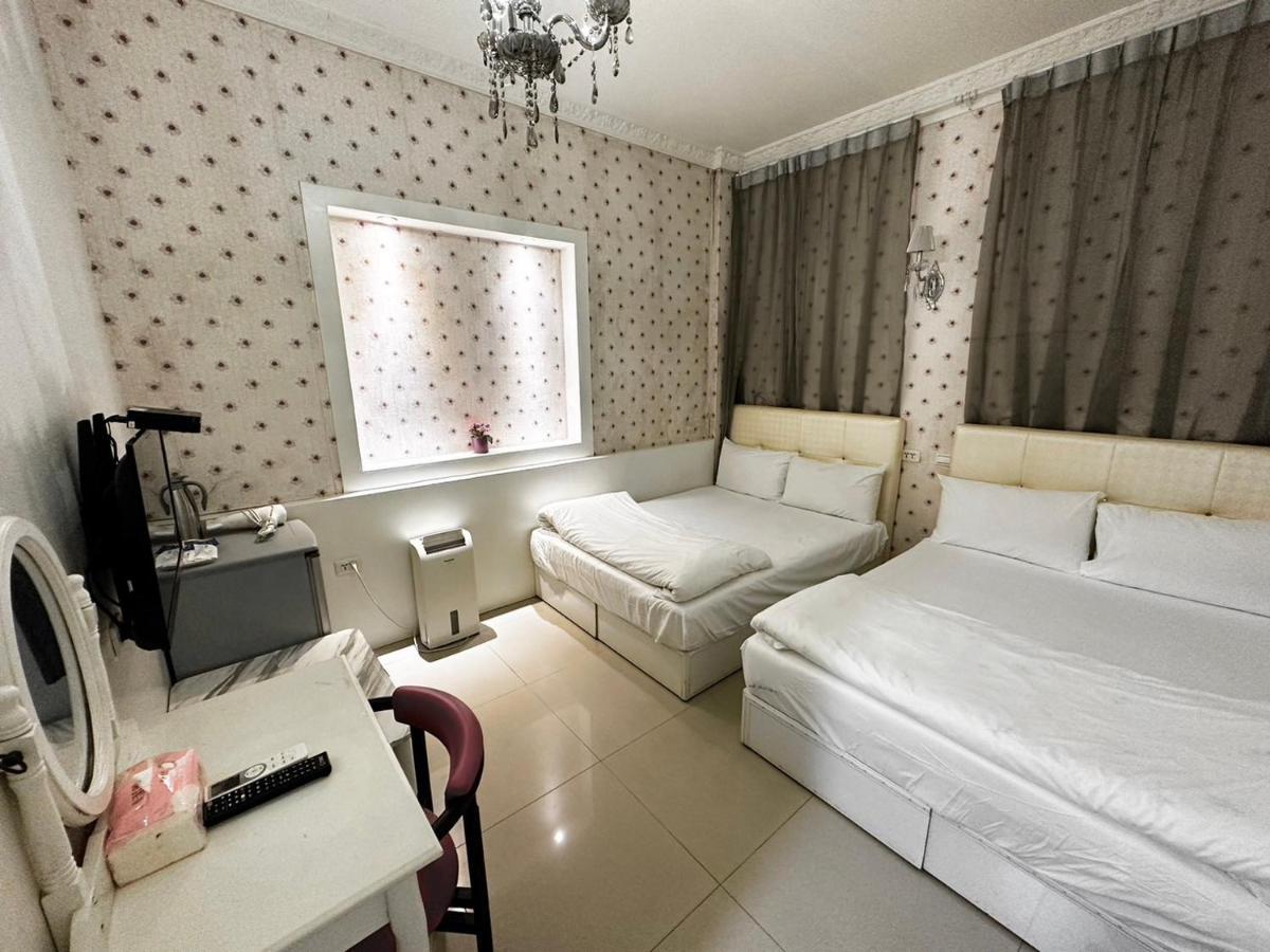 Fengjia Gift Box Homestay Taichung Bagian luar foto