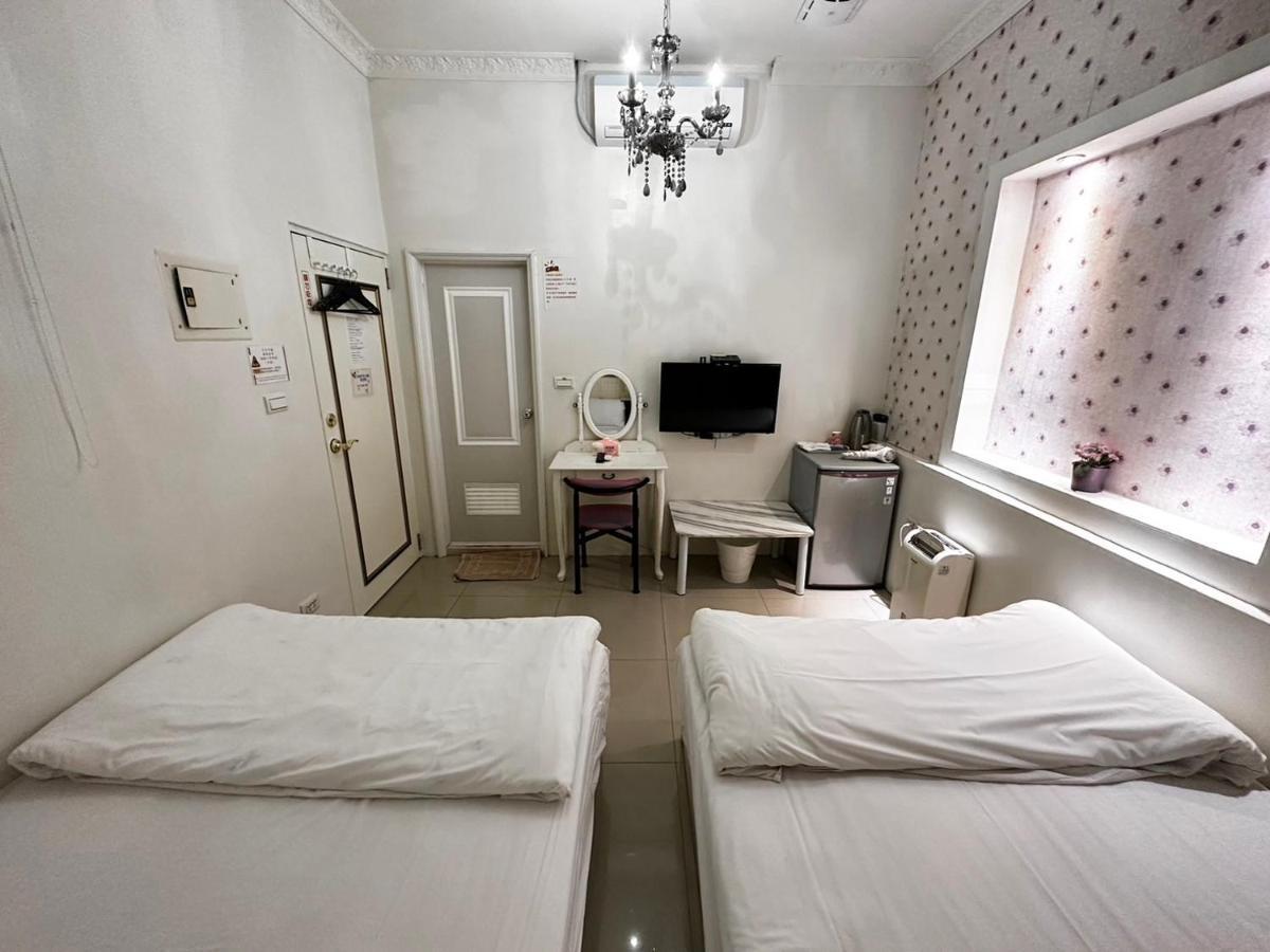 Fengjia Gift Box Homestay Taichung Bagian luar foto