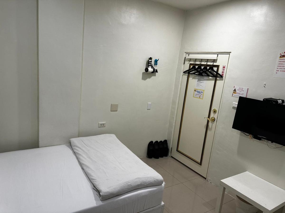 Fengjia Gift Box Homestay Taichung Bagian luar foto