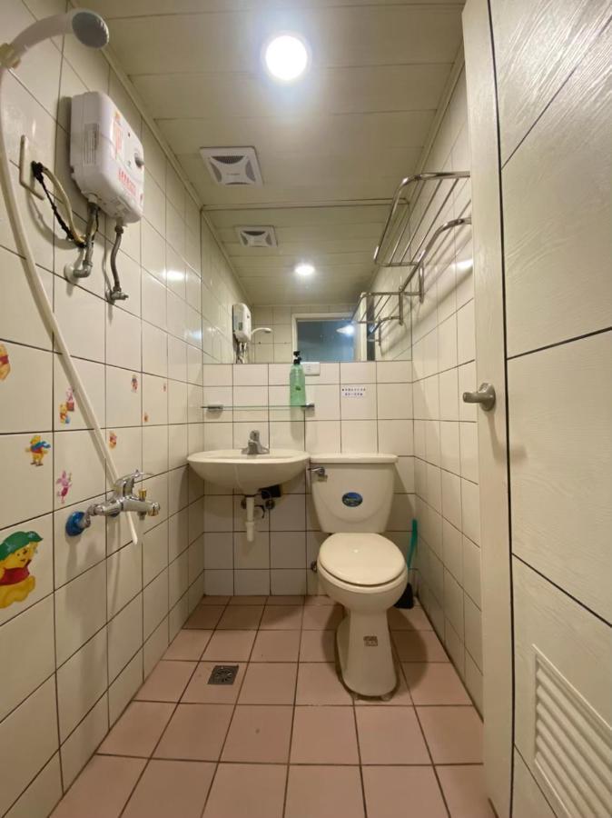 Fengjia Gift Box Homestay Taichung Bagian luar foto
