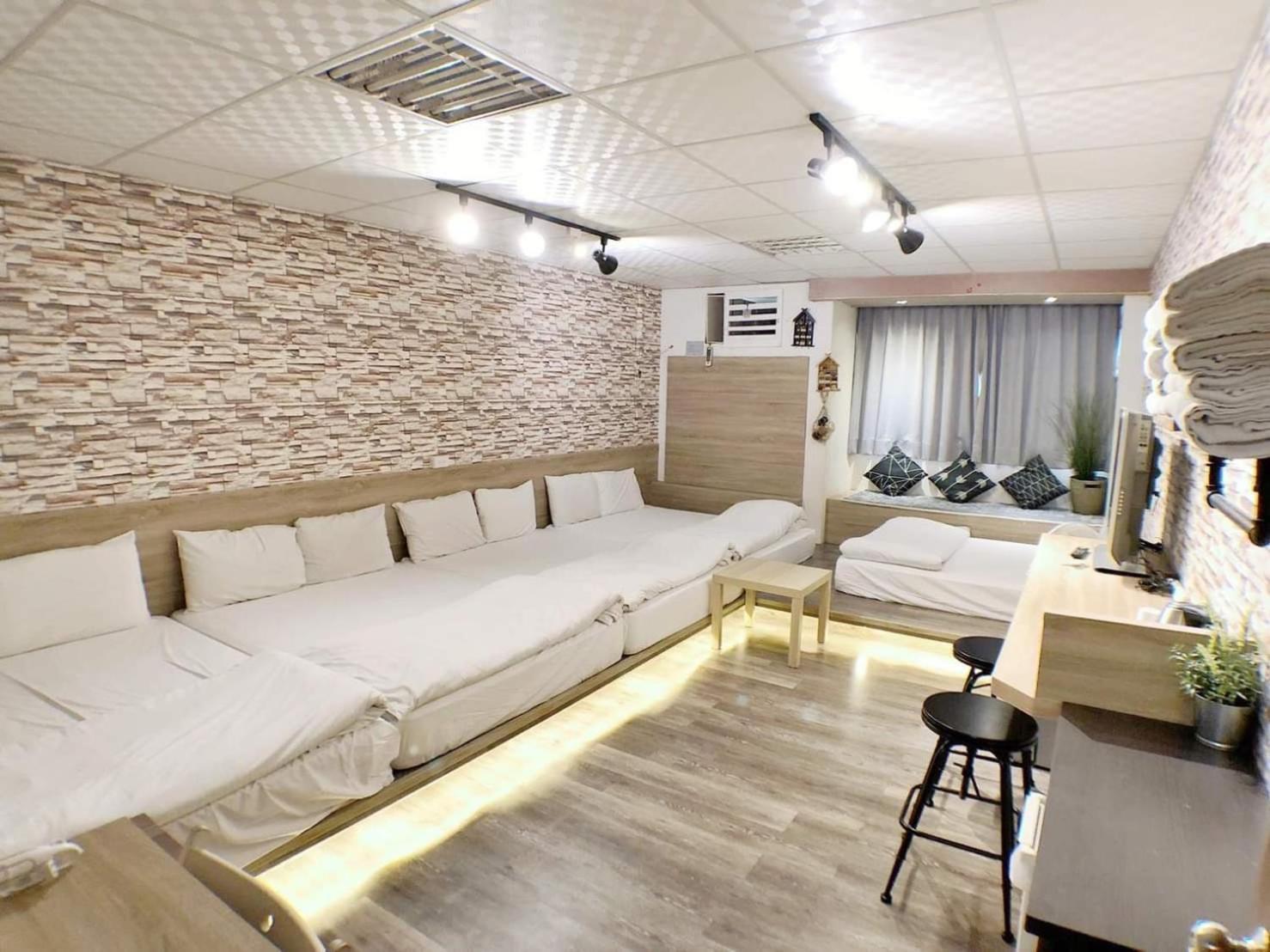 Fengjia Gift Box Homestay Taichung Bagian luar foto