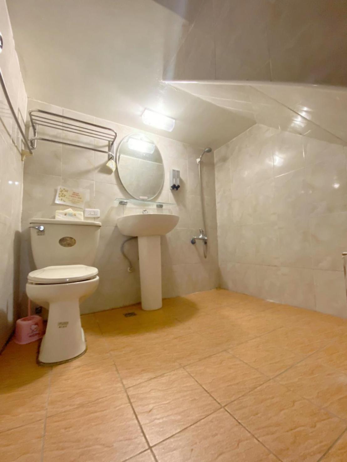 Fengjia Gift Box Homestay Taichung Bagian luar foto