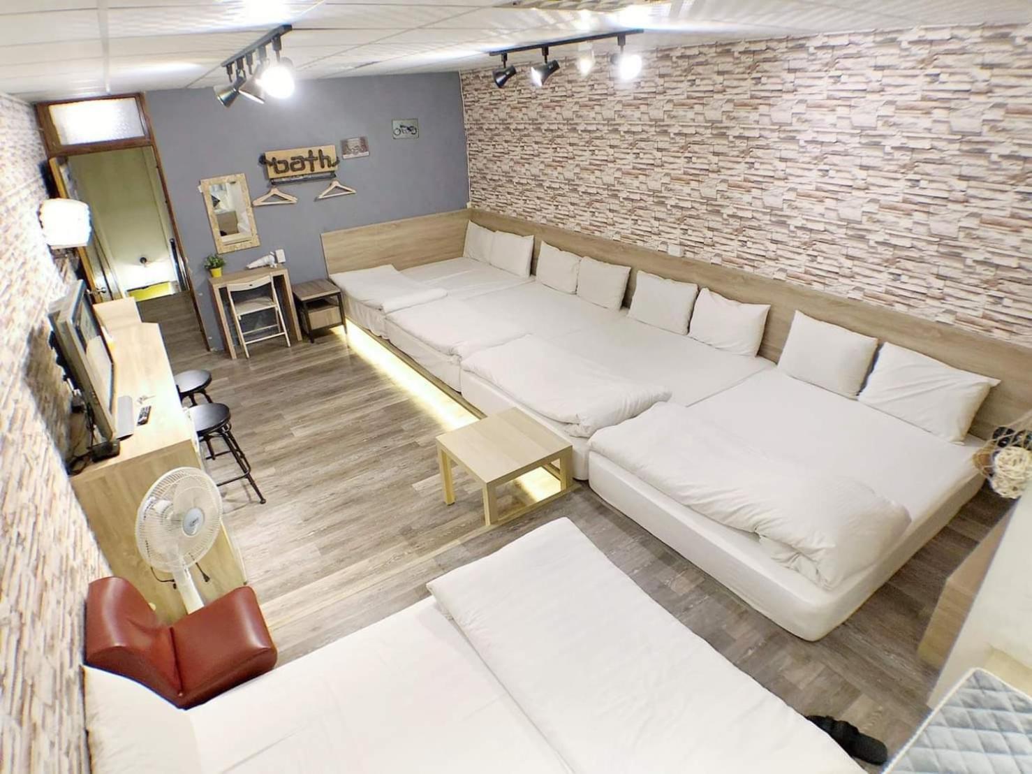 Fengjia Gift Box Homestay Taichung Bagian luar foto
