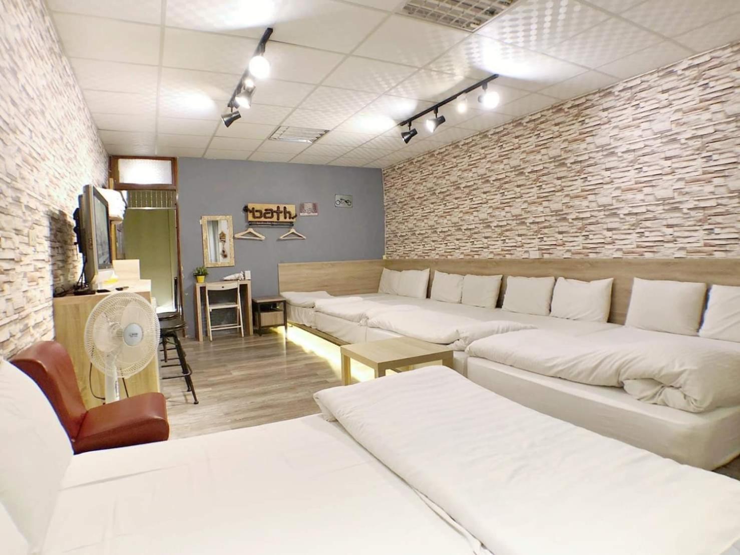 Fengjia Gift Box Homestay Taichung Bagian luar foto