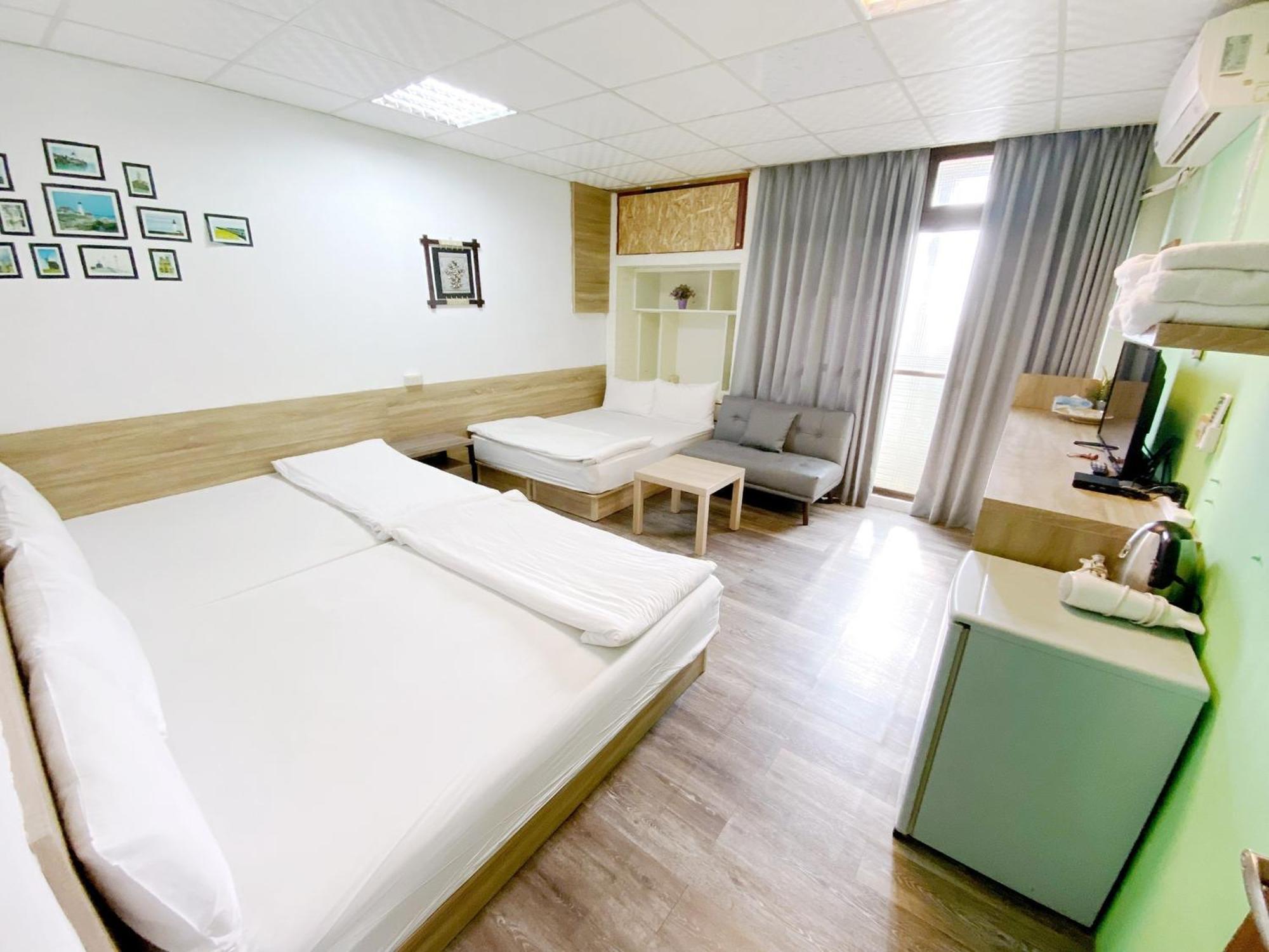 Fengjia Gift Box Homestay Taichung Bagian luar foto