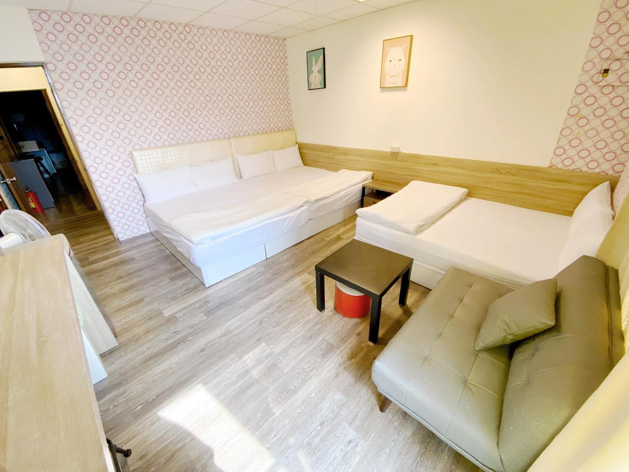 Fengjia Gift Box Homestay Taichung Bagian luar foto