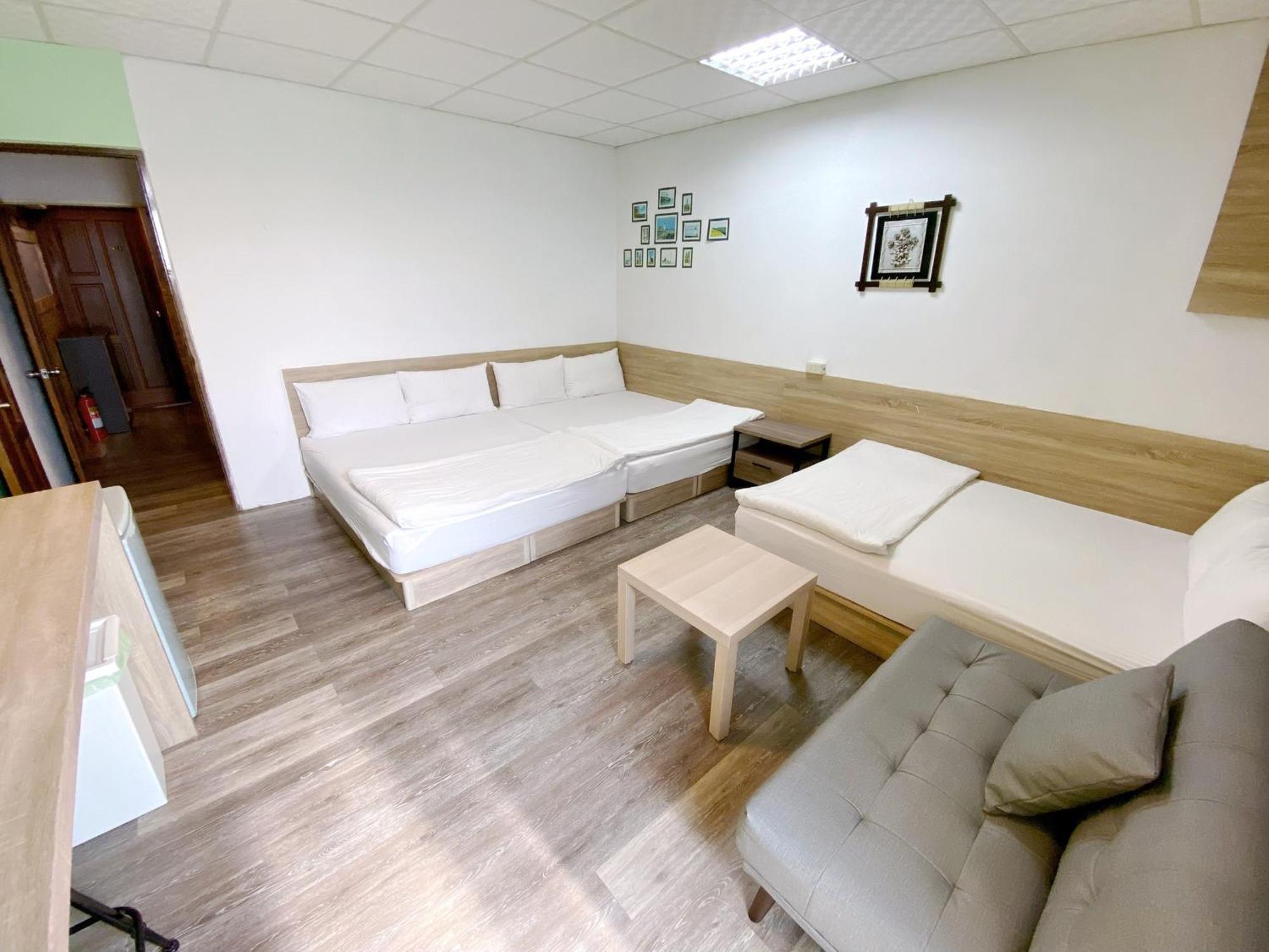 Fengjia Gift Box Homestay Taichung Bagian luar foto