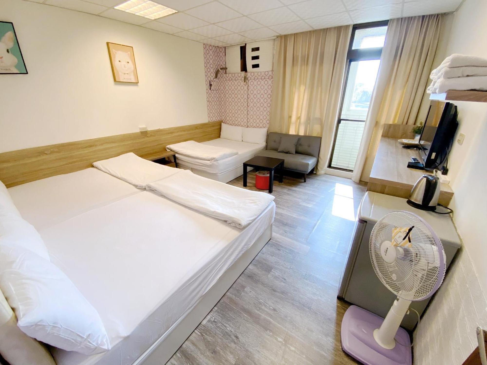 Fengjia Gift Box Homestay Taichung Bagian luar foto