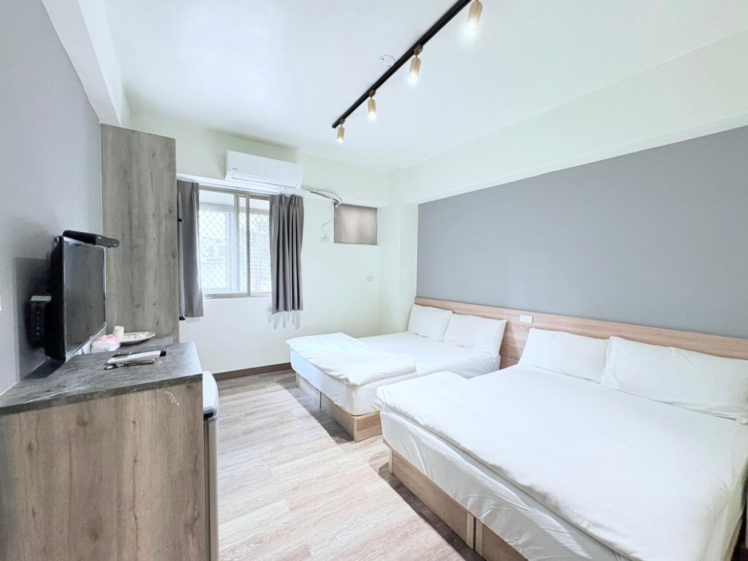 Fengjia Gift Box Homestay Taichung Bagian luar foto
